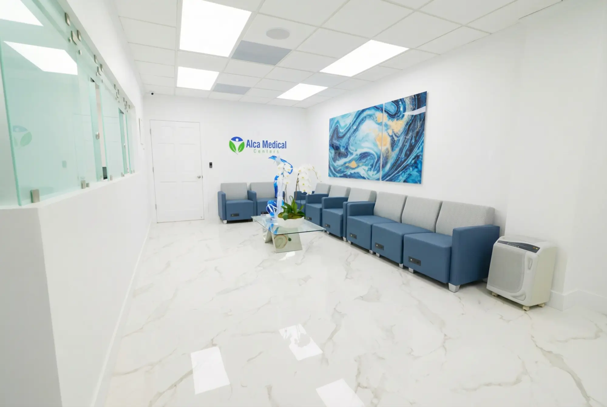 Interior de Alca Medical Center – Sala de espera moderna y luminosa de la clínica anti-aging del Dr. Eddie Armas en Miami